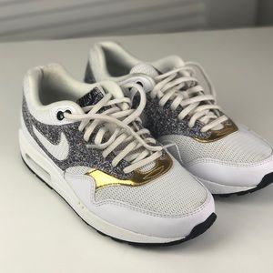 Nike Air Max Women’s 8.5 White/Gray/Gold